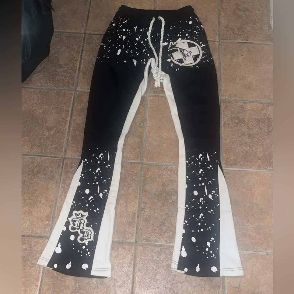 Black and white streetwear-inspired sweatpants with a sporty vibe Sz M